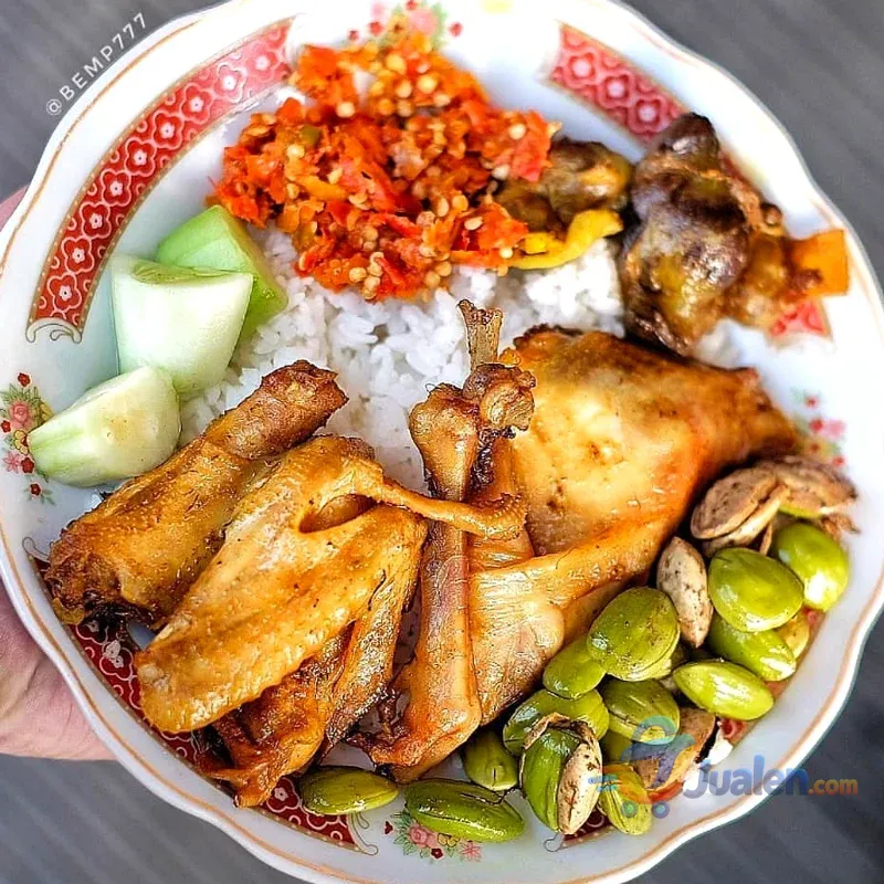 Ayam Goreng Sayangan sejak era 1970-an Jl. MT. Haryono No.1B Semarang